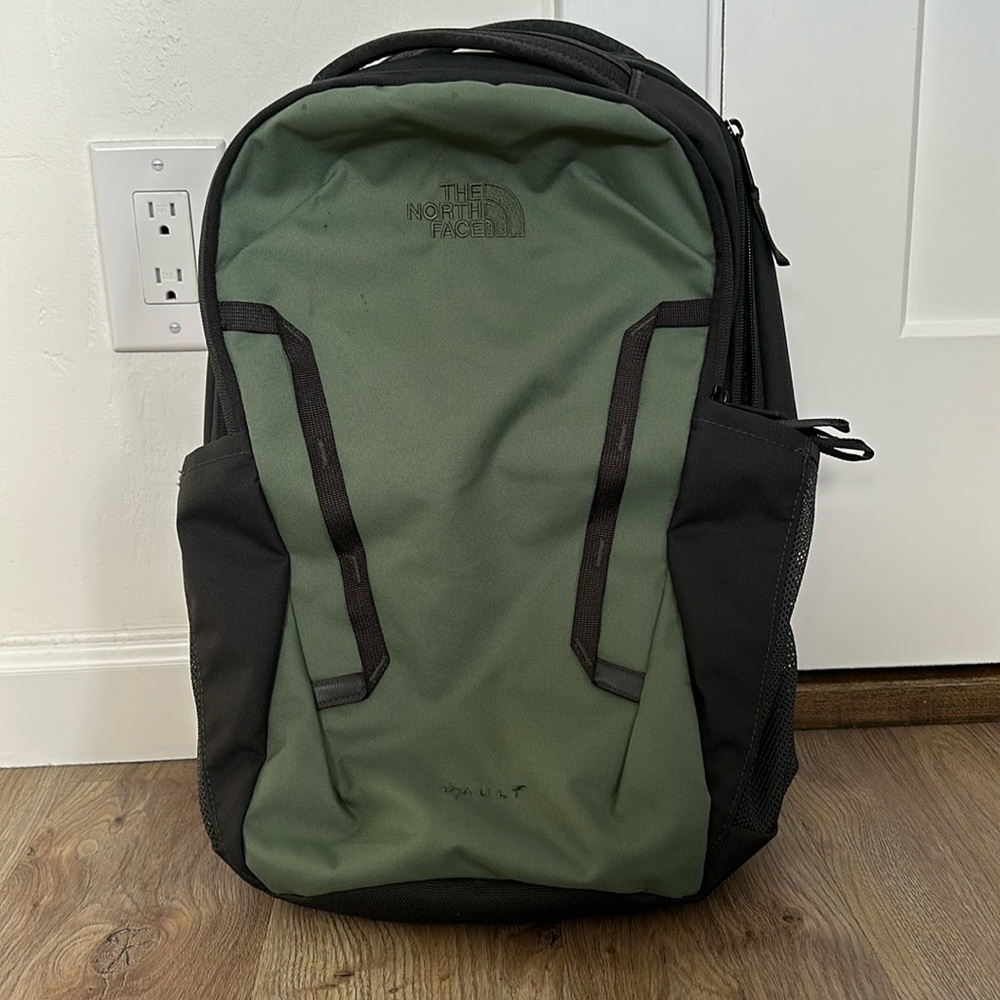 THE NORTH FACE Vault Backpack - Women's Laurel Wreath Green/Asphalt Grey